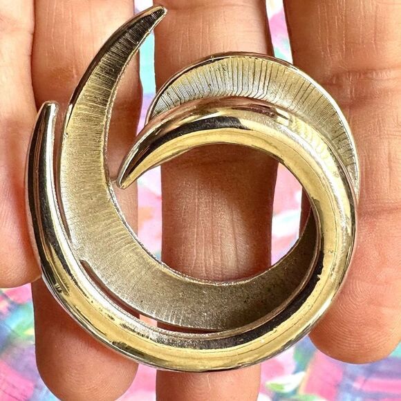 Trifari vintage silver tone  swirl brooch - Picture 3 of 6